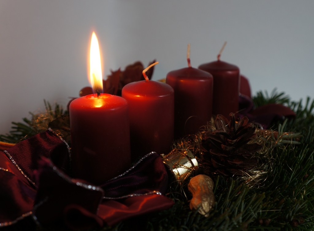 Eine Kerze brennt – Adventskranz