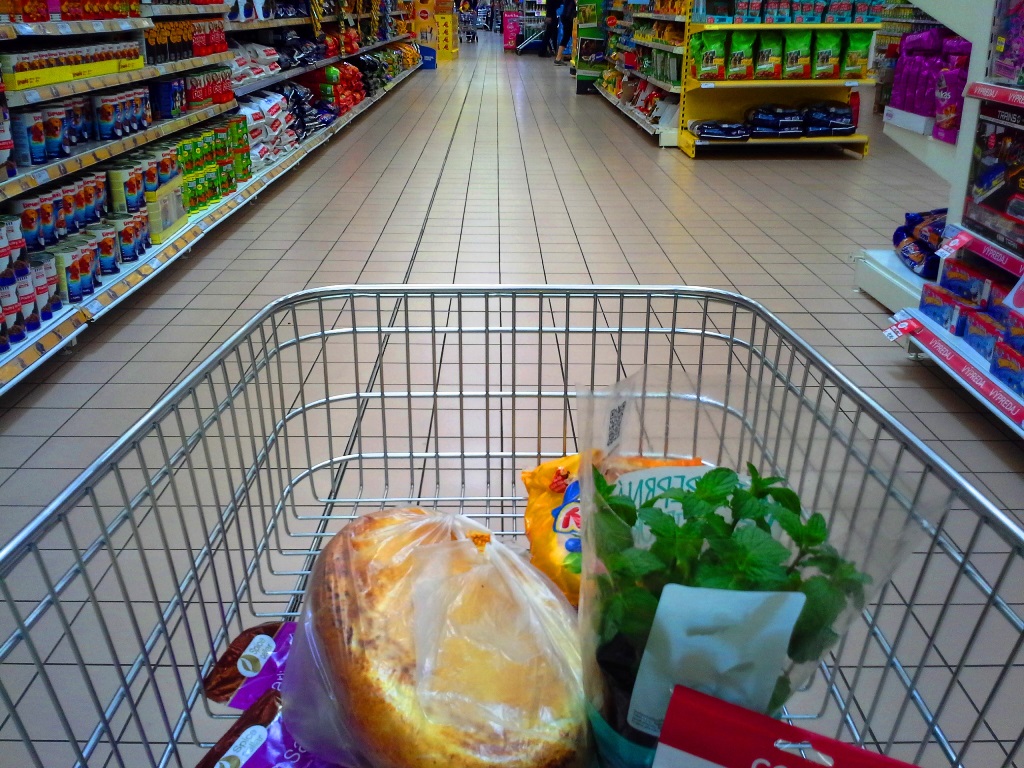 Einkaufswagen mit Lebensmitteln im Supermarkt