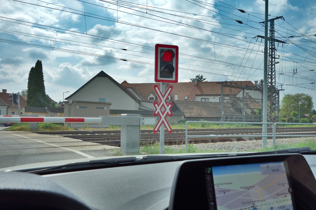 Warten am Bahnübergang