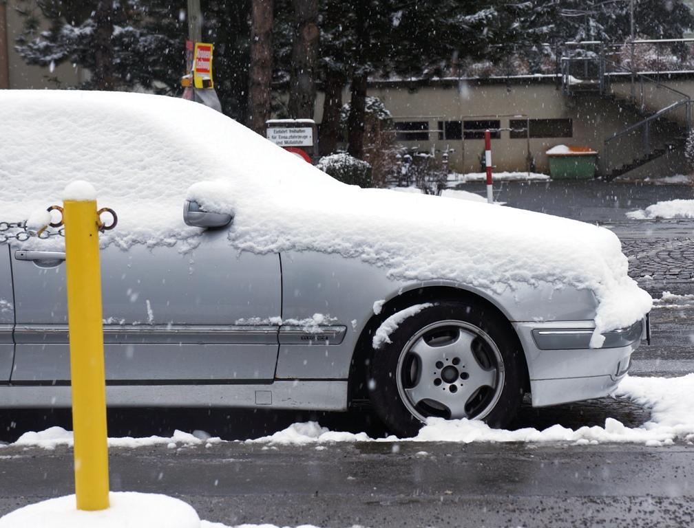 Auto im Schnee (Winter)