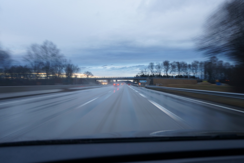 Dämmerung auf der Autobahn