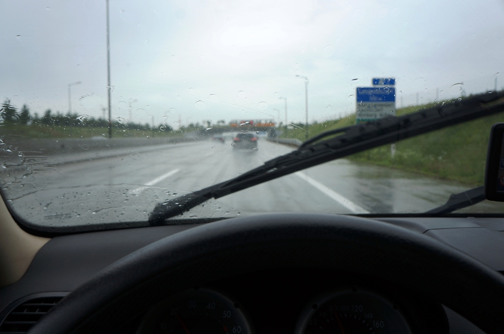 Autobahn bei Regen 2