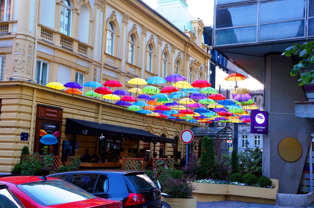 Bar-mit-bunten-Regenschirmen-Belgrad