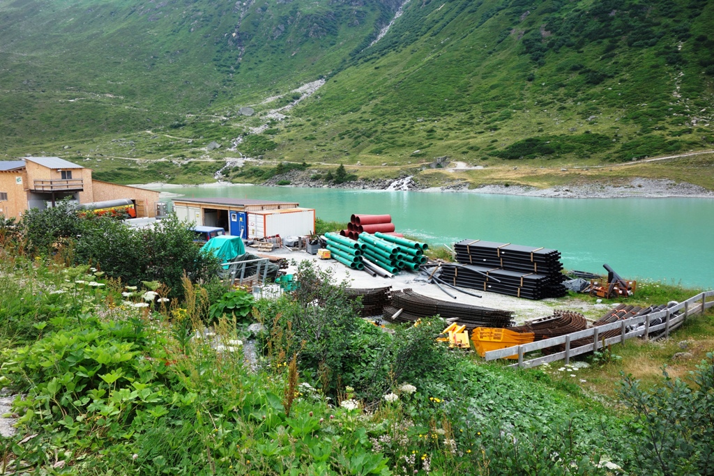 Baustelle neben Bergsee – Vermuntstausee