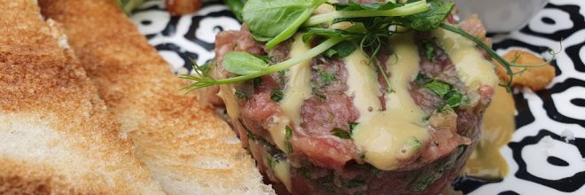 Beef Tartare mit Brot Speisekarte