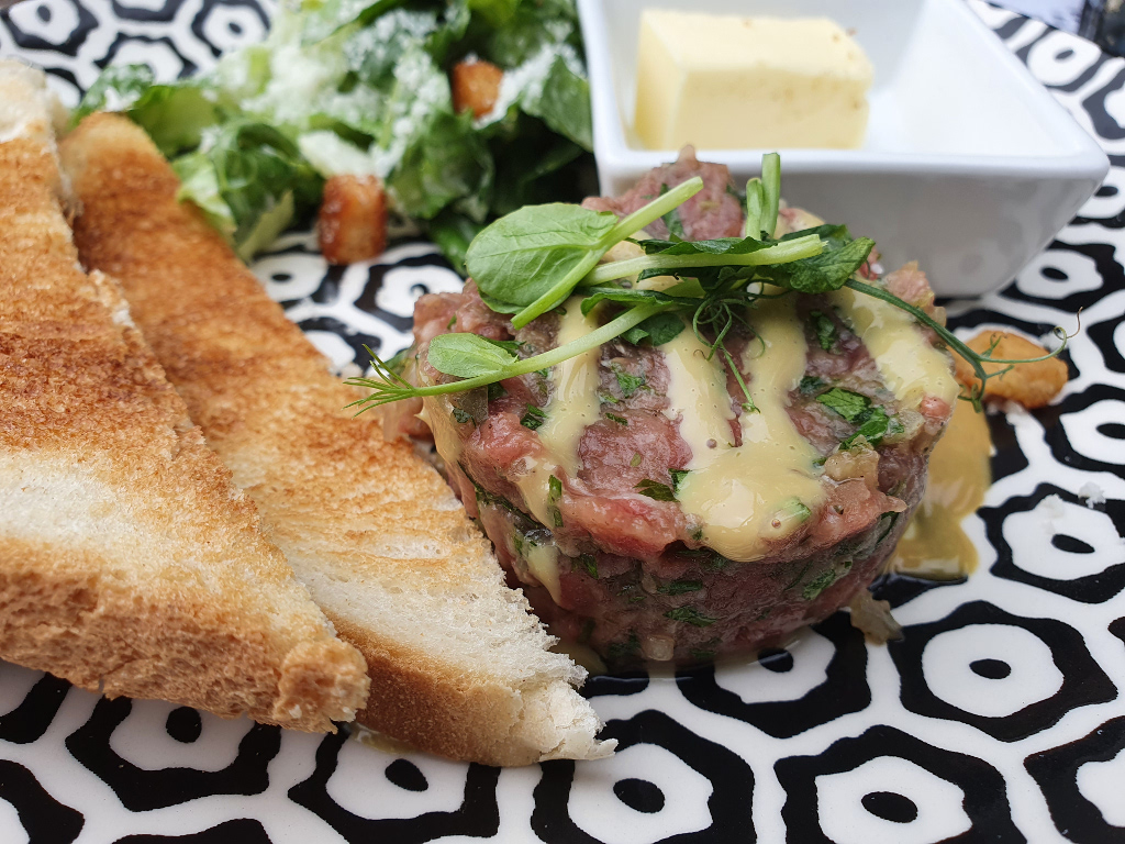 Beef Tartare mit Brot Speisekarte