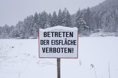 Betreten der Eisfläche verboten