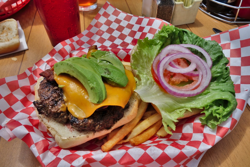 Cheeseburger mit Avocados