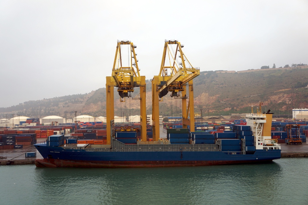 Containerschiff am Hafen wird beladen