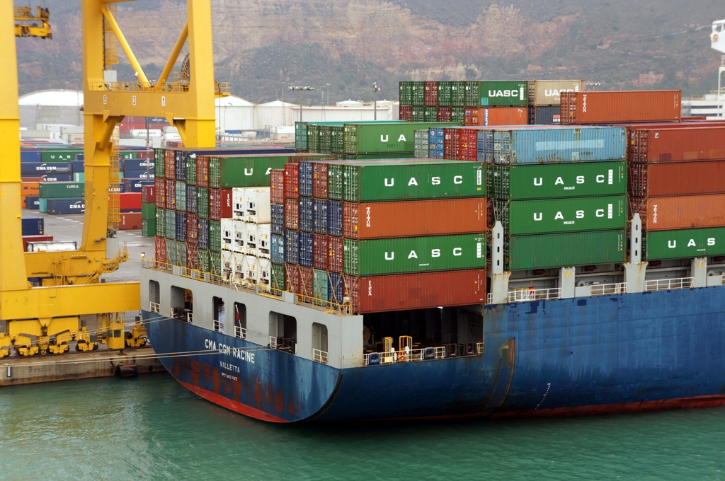 Containerschiff im Hafen