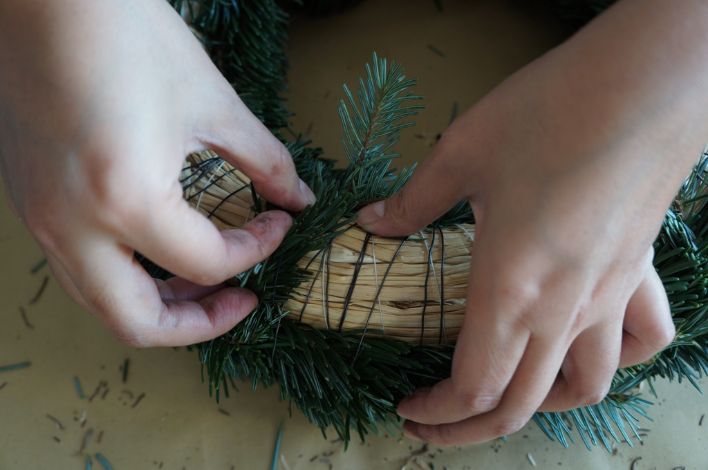 Adventskranz basteln 2/18: Der Strohkranz wird mit den Tannenzweigen bedeckt