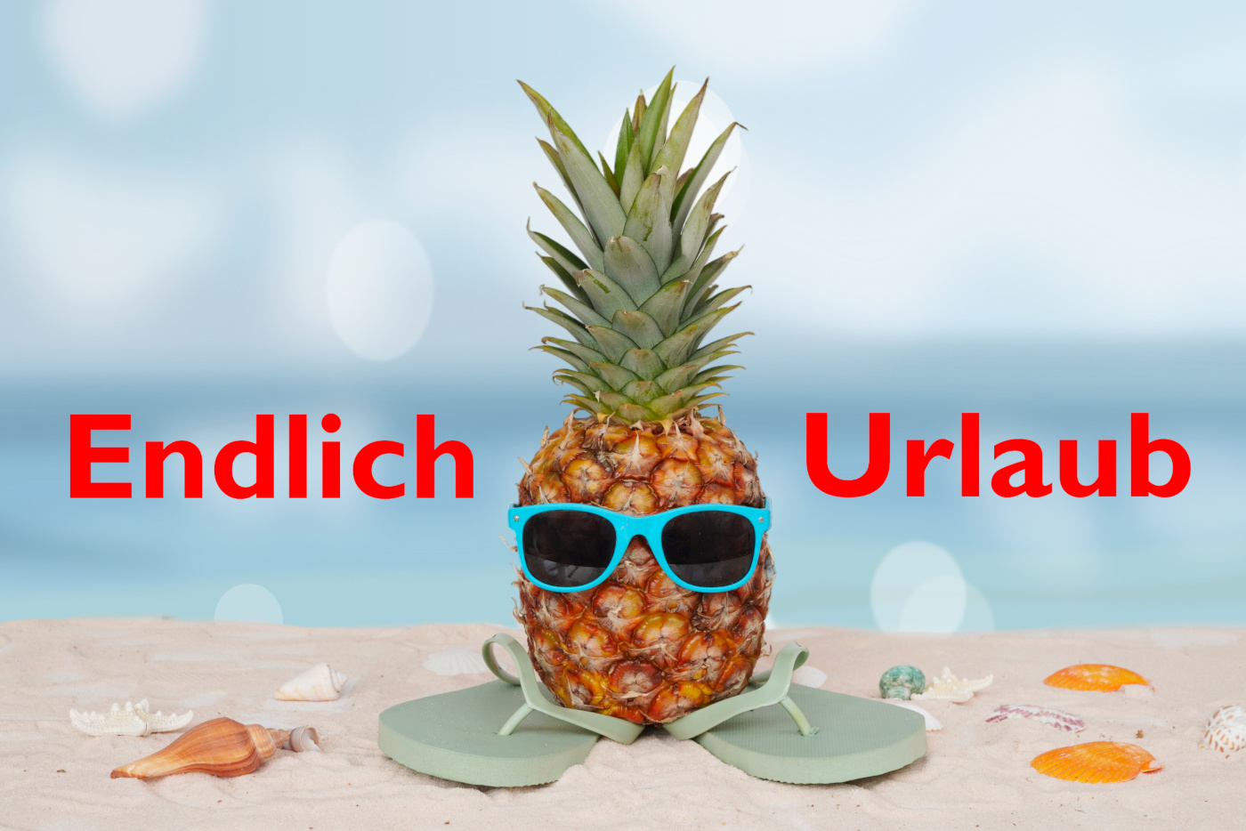 Endlich Urlaub Bilder – Ananas mit Flipflops am Strand