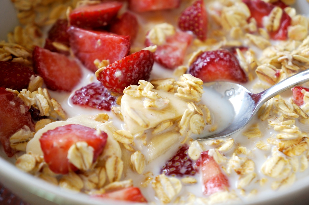 Müsli mit Haferflocken und Erdbeeren