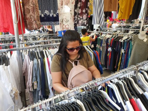Frau auf dem Kleidermarkt