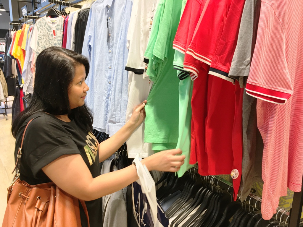 Frau beim Kleidung kaufen
