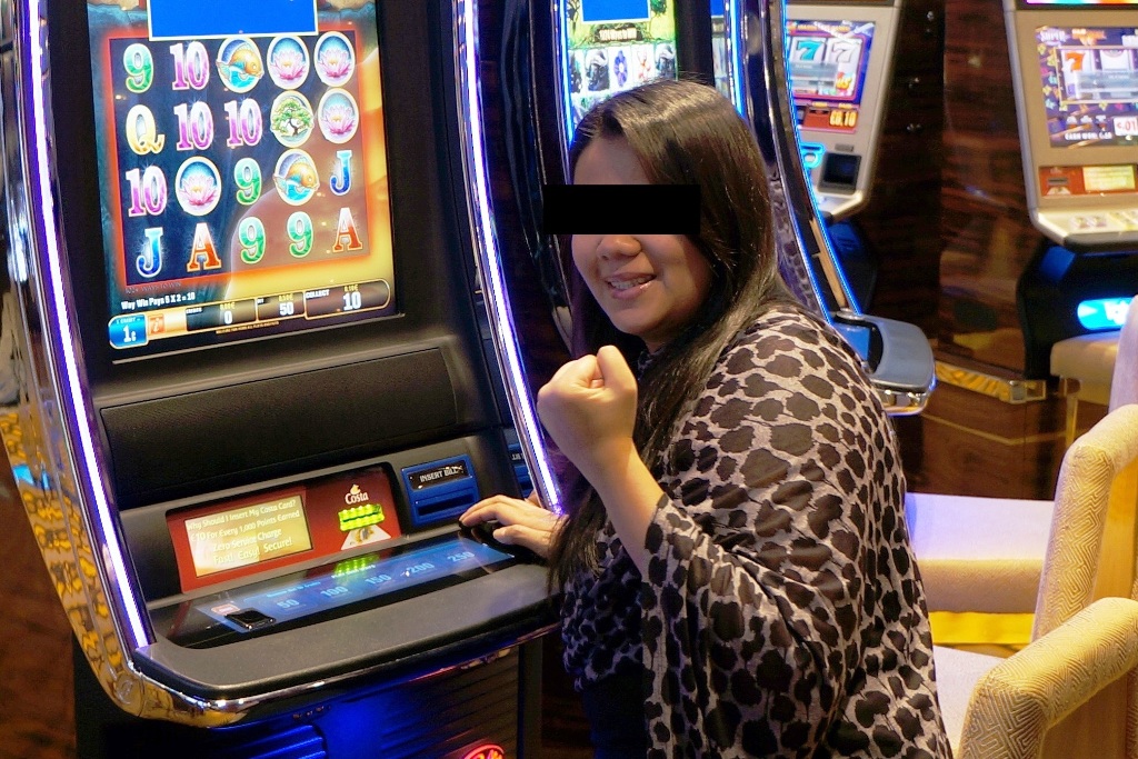 Junge Frau im Casino