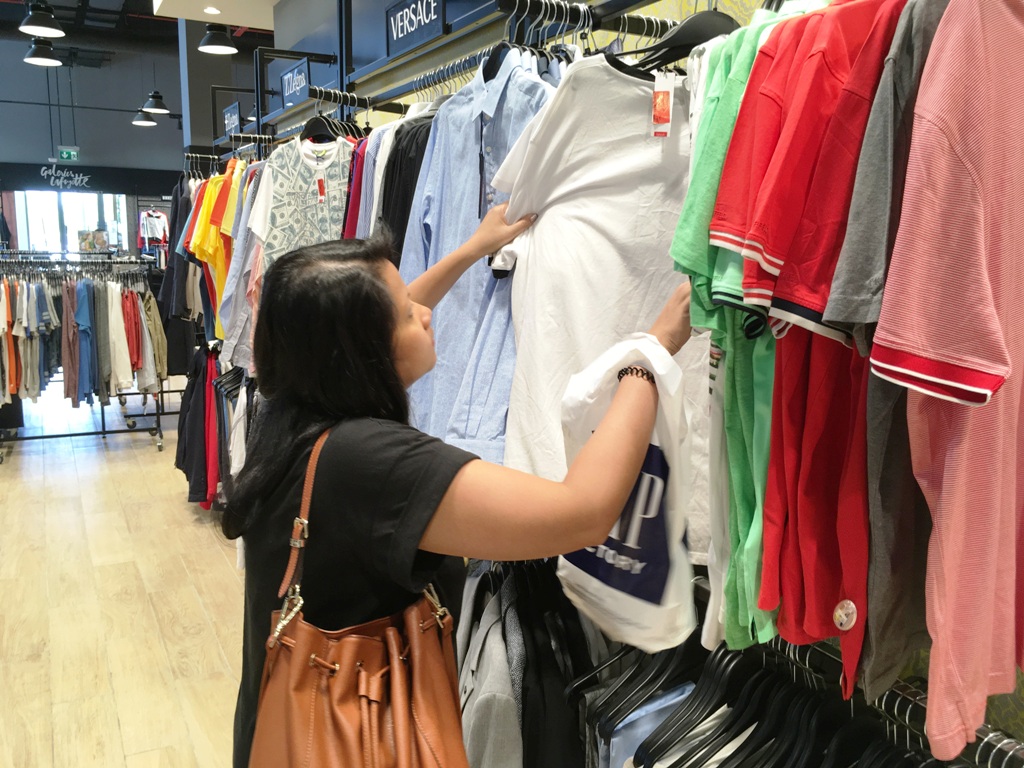 Frau in einem Geschäft Kleidung kaufen