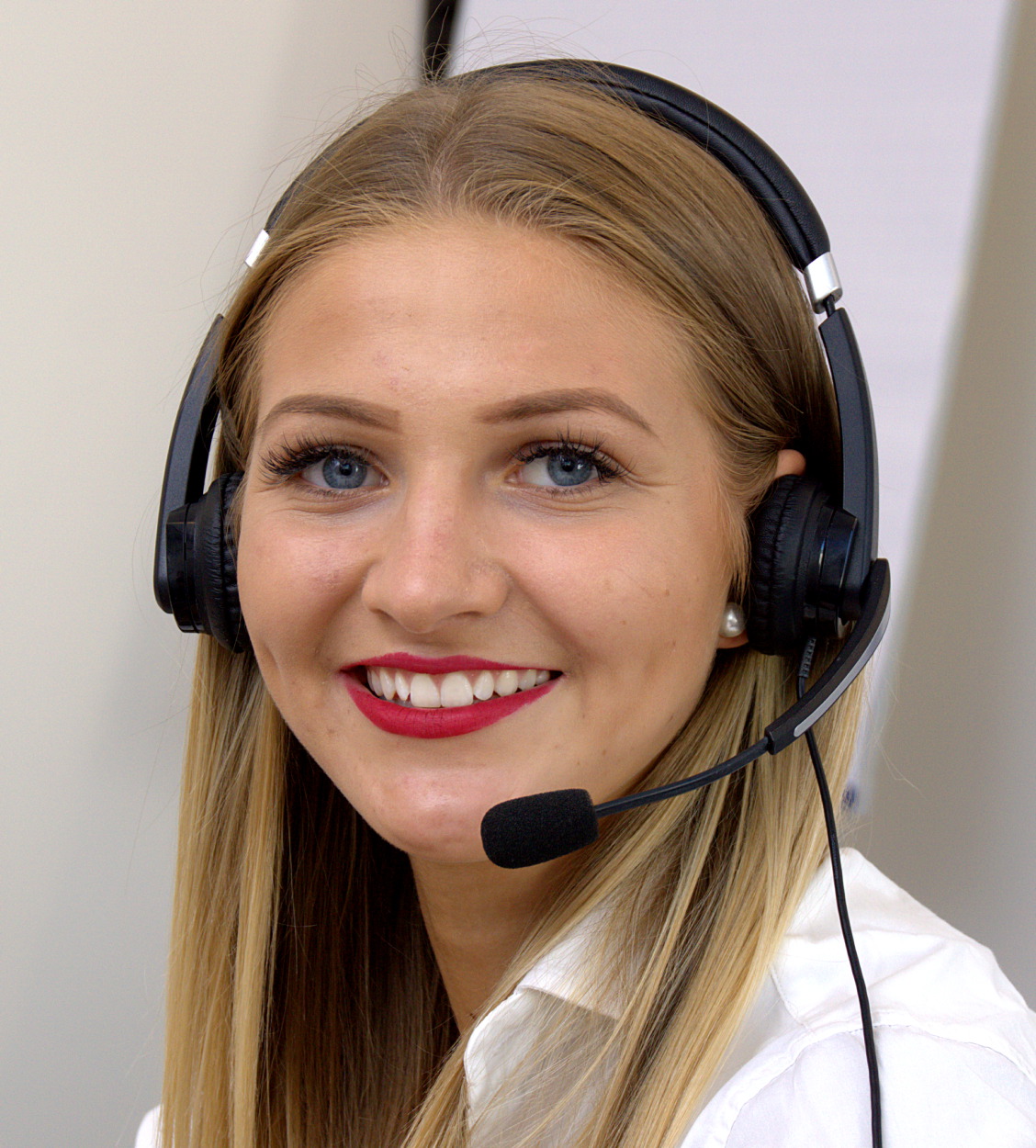 Frau mit Headset Telefon lächelt