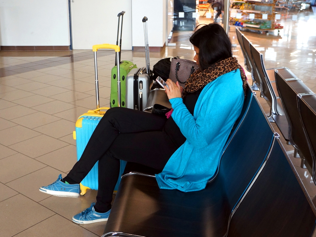 Frau wartet auf Flug