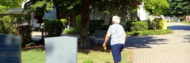 Frau am Friedhof