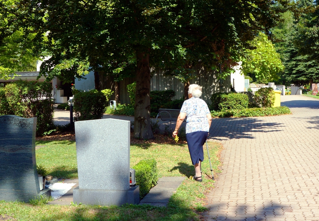 Frau am Friedhof