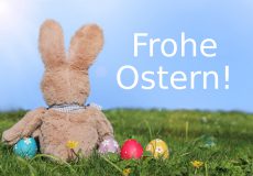Frohe Ostern Osterhase mit Eiern auf Wiese
