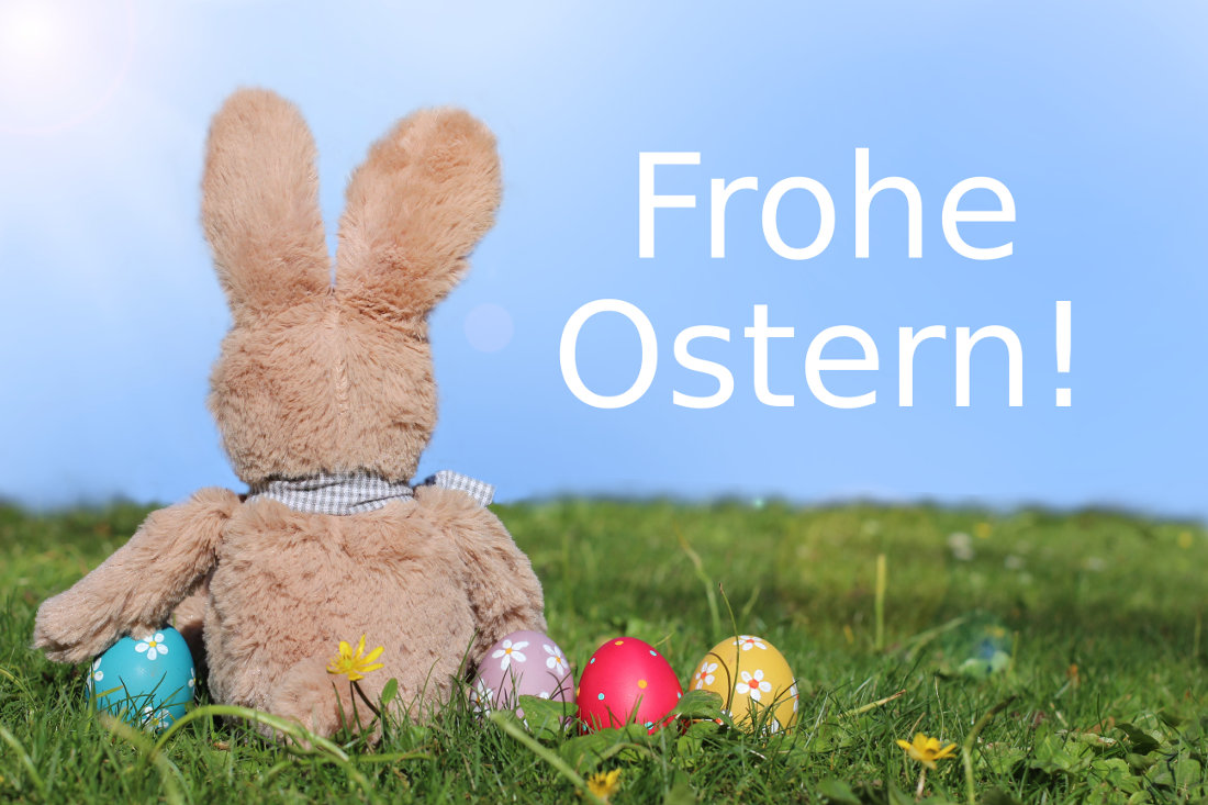 Frohe Ostern Osterhase mit Eiern auf Wiese