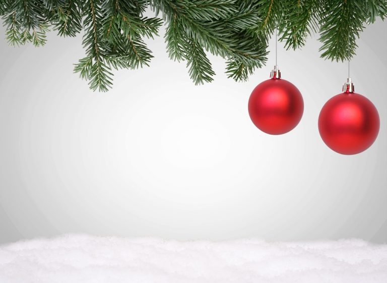 Frohe Weihnachten / Weihnachtskugeln mit Schnee lizenzfreie Bilder