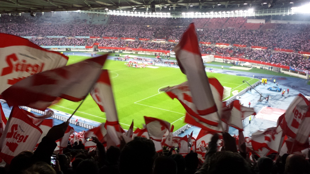 Fußballstadion Tribüne Fahnen