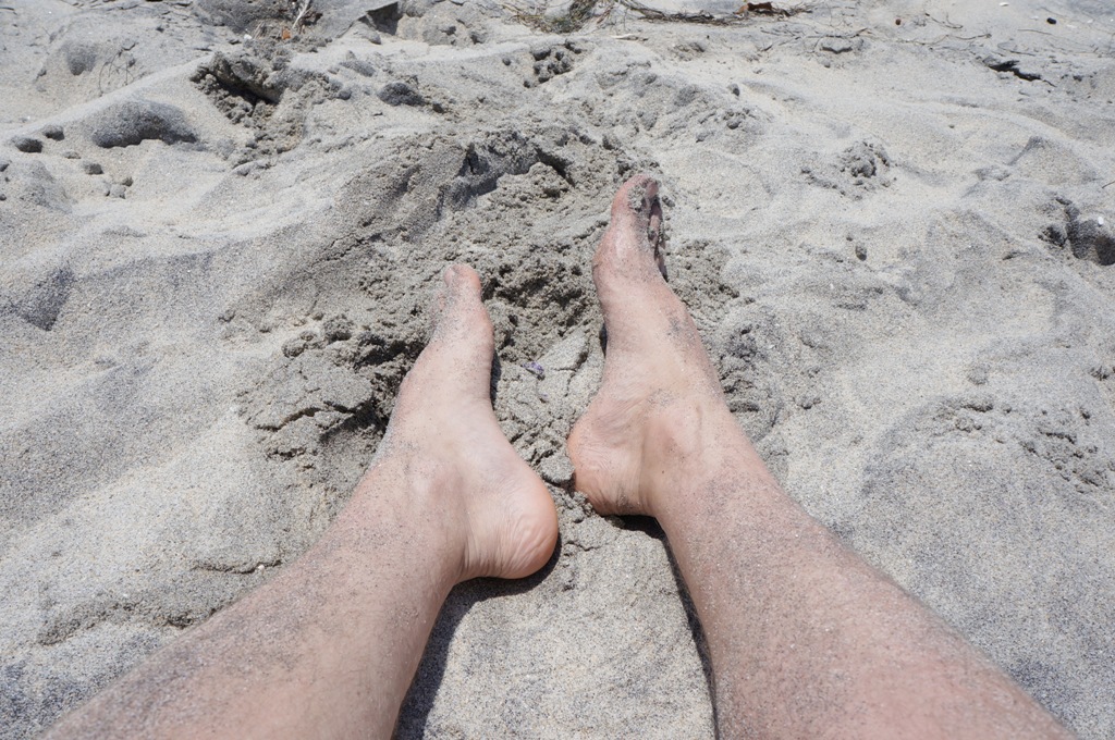 Füße im Sandstrand