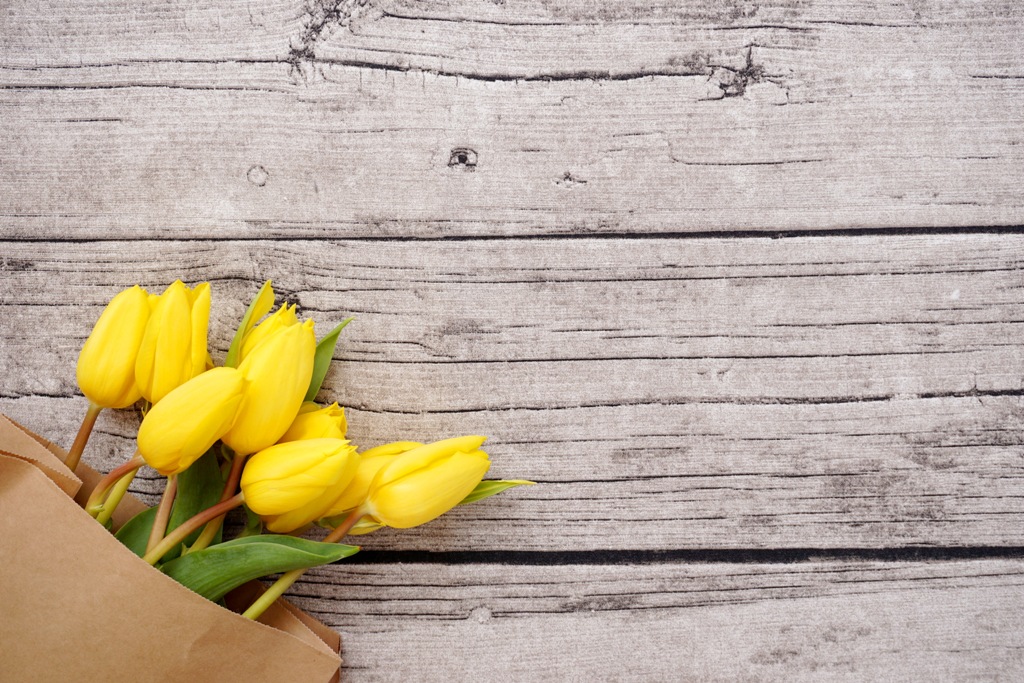 Sack mit Tulpen auf Holztisch