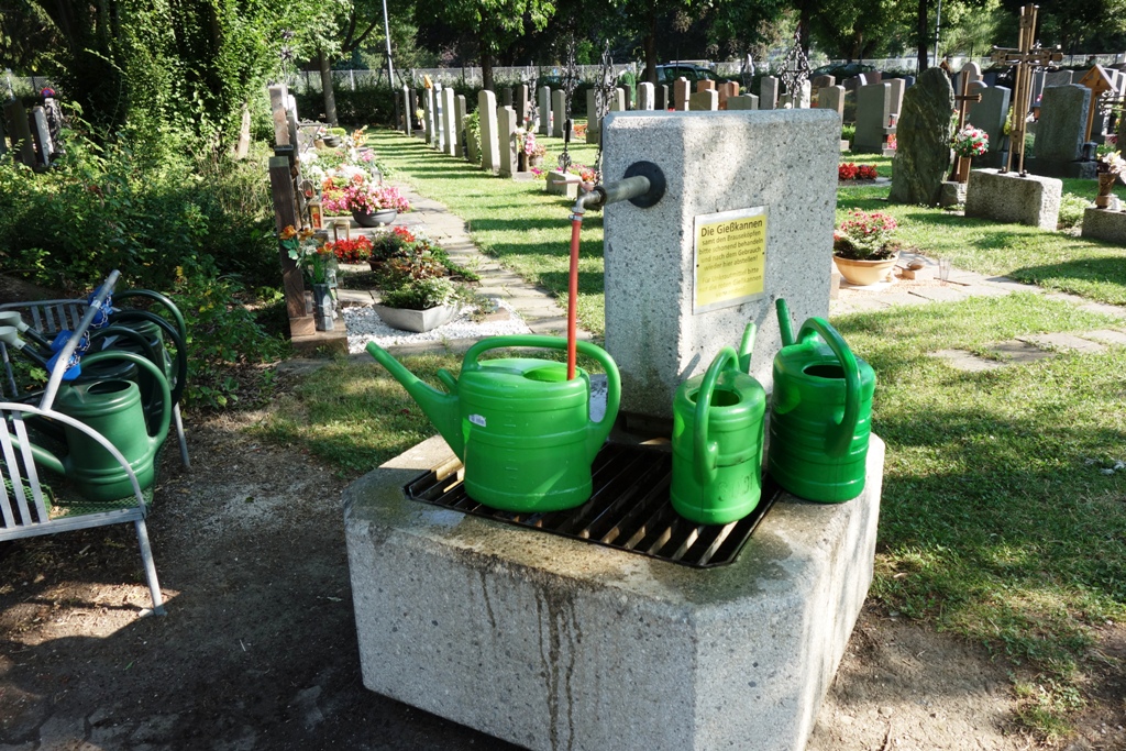 Gießkannen am Friedhof