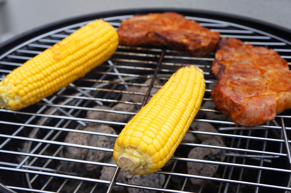 Griller – Maiskolben und Fleisch