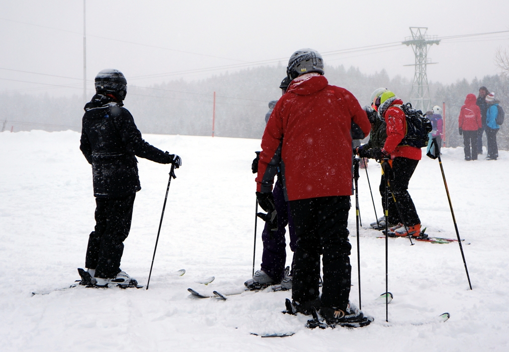 Gruppe Skifahrer beim Aufwärmen 1