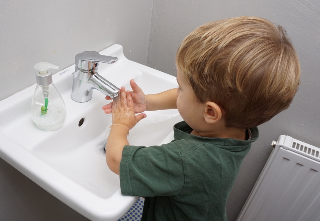 Kleinkind beim Hände waschen