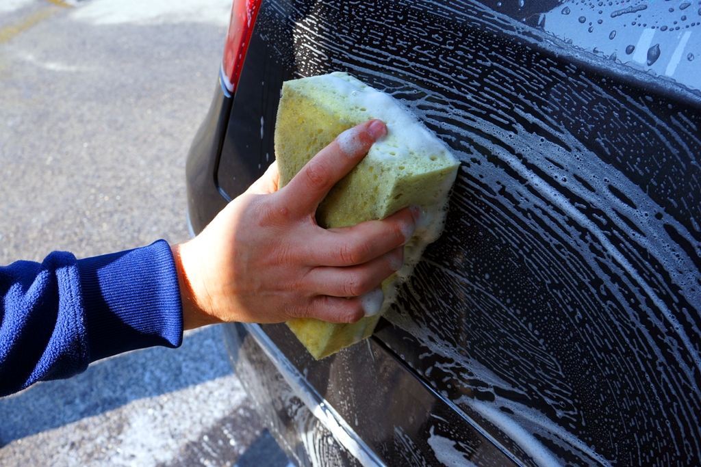 Handwäsche Auto mit Schwamm - lizenzfreie Bilder