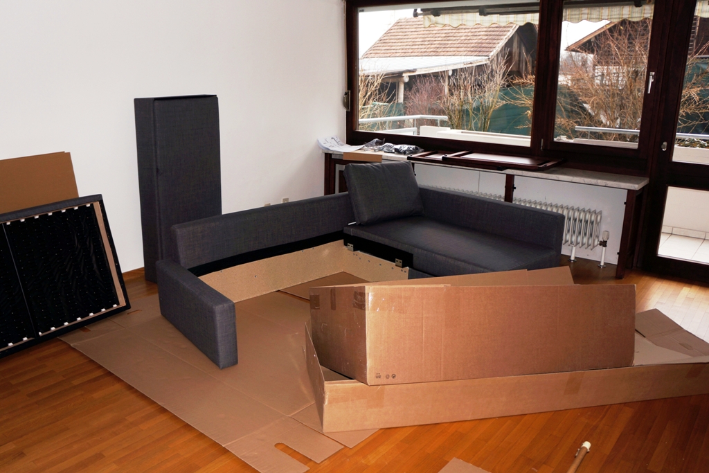 Handwerker Möbelmontage 1 - lizenzfreie Fotos / Bilder herunterladen