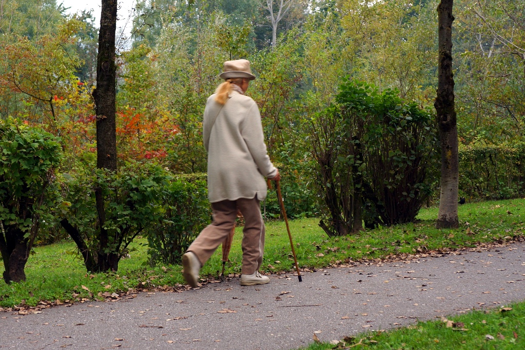 Ältere Frau macht Herbstspaziergang