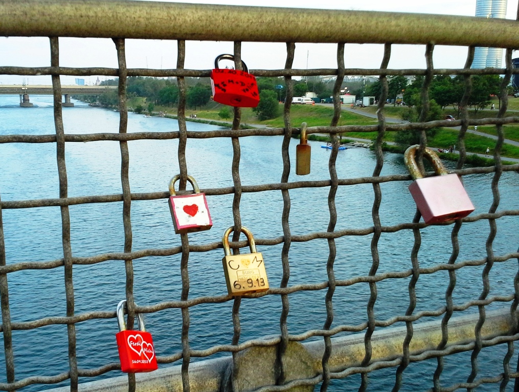 Herzen auf Brücke – Liebe