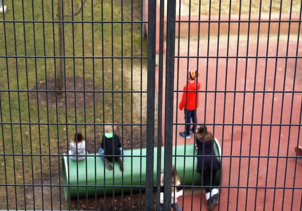 Hinter Gittern – Spielplatz