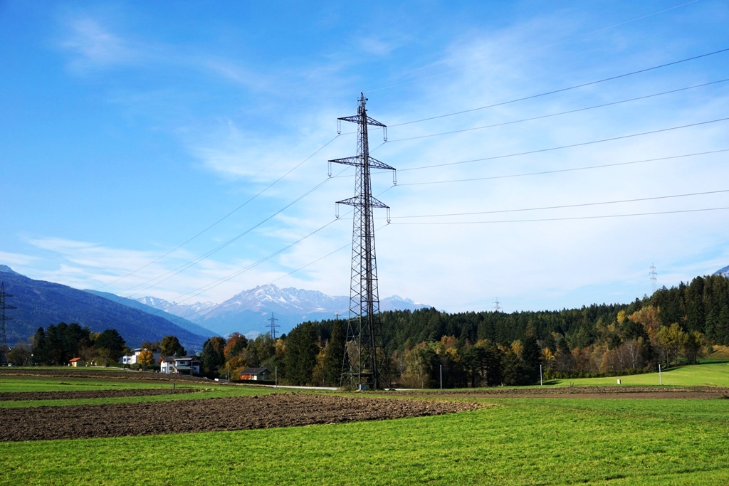 Hochspannungsleitung / Strommast Überland