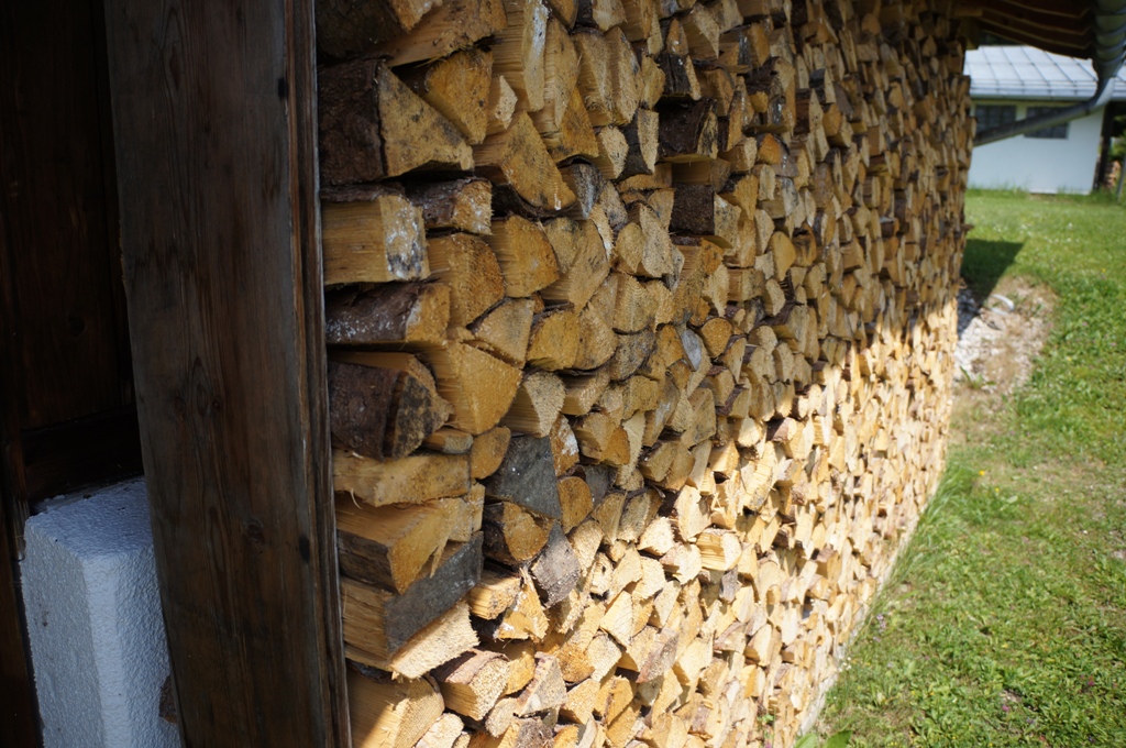 Holzscheite Wand