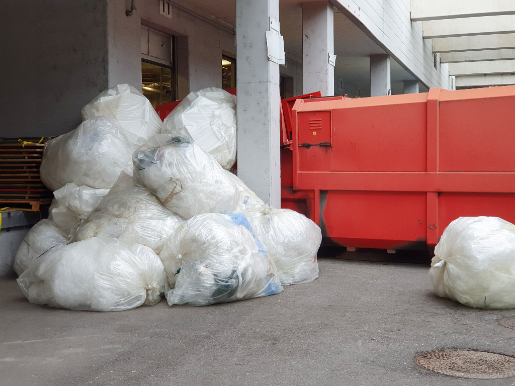 Industrieabfall Lagerhalle Müllsäcke