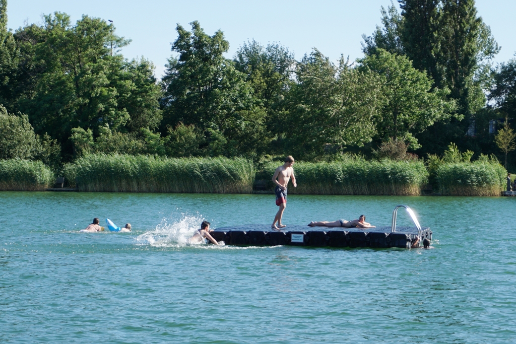 Jugendliche spielen im Wasser / Schwimmbad