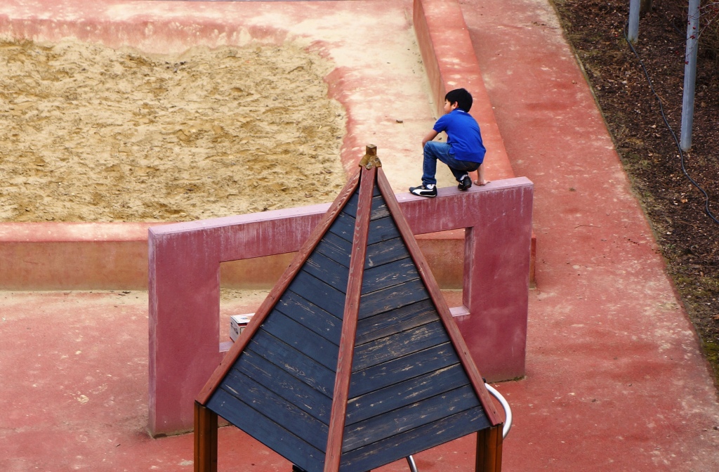 Junge am Spielplatz