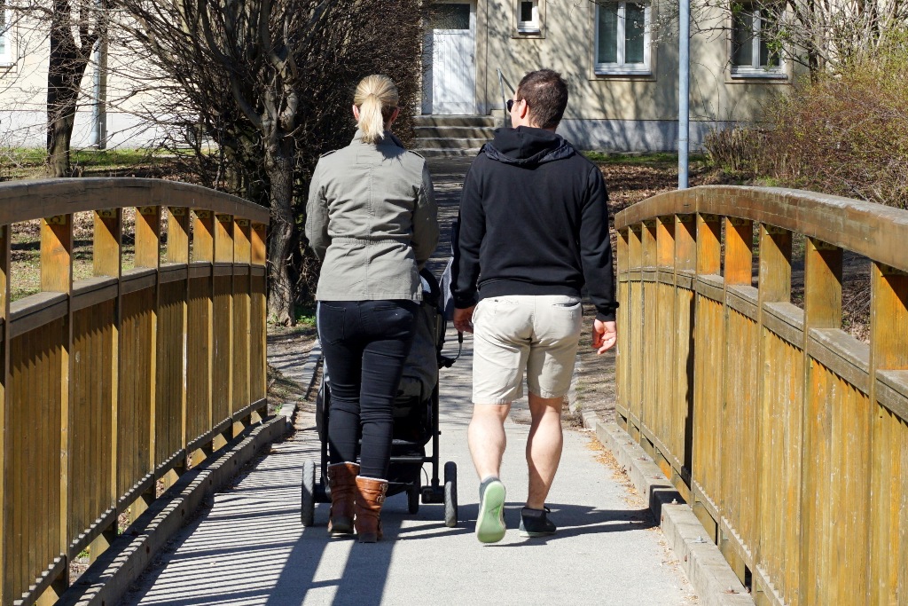 Junge Familie macht einen Ausflug