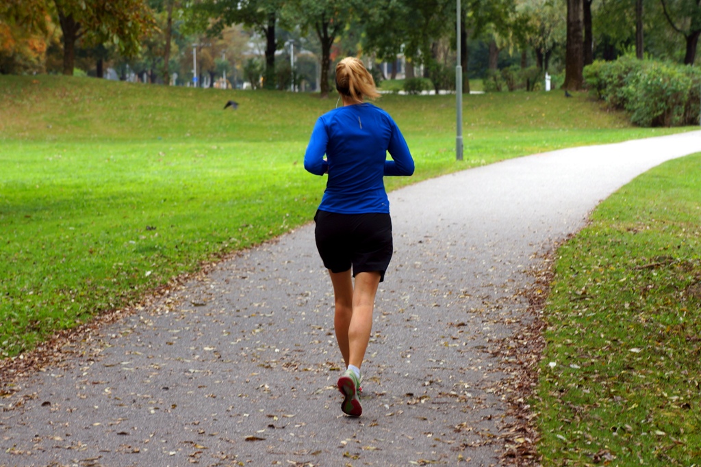 Junge Frau beim Joggen 1