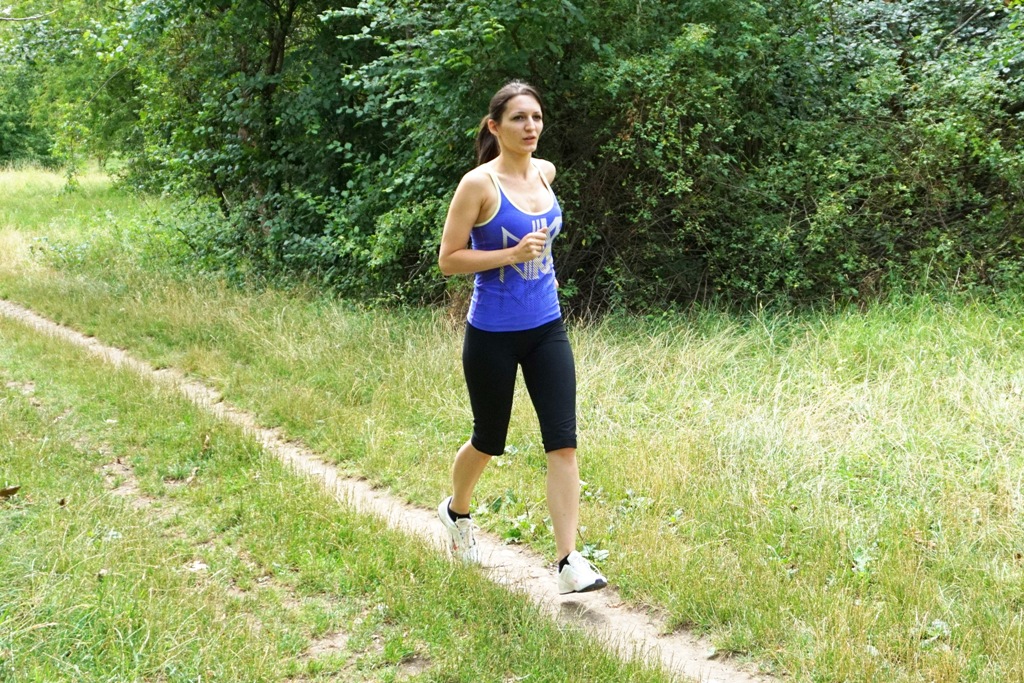 Junge Frau beim Lauftraining Sport