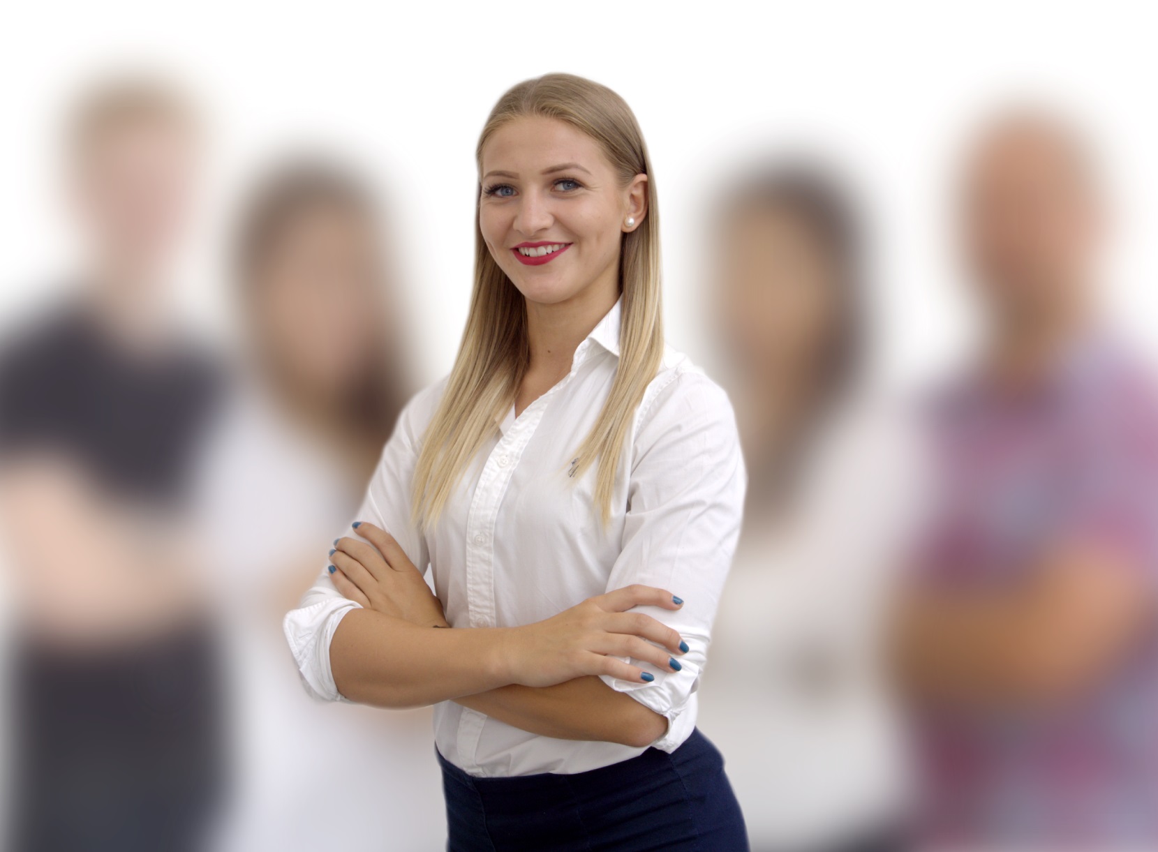 Stockfoto - Junge Frau steht vor einem kleinen Team.