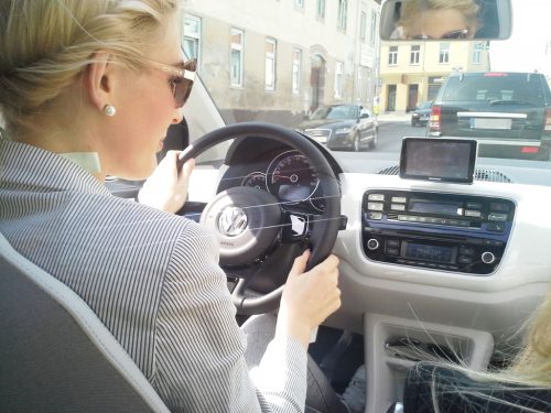 Junge Frauen autofahren in der Stadt